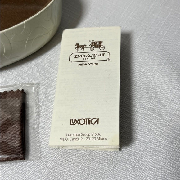 New. COACH Large White Logo Eyeglass Sunglass Hard Clamshell Case & lint cloth. - Picture 4 of 7